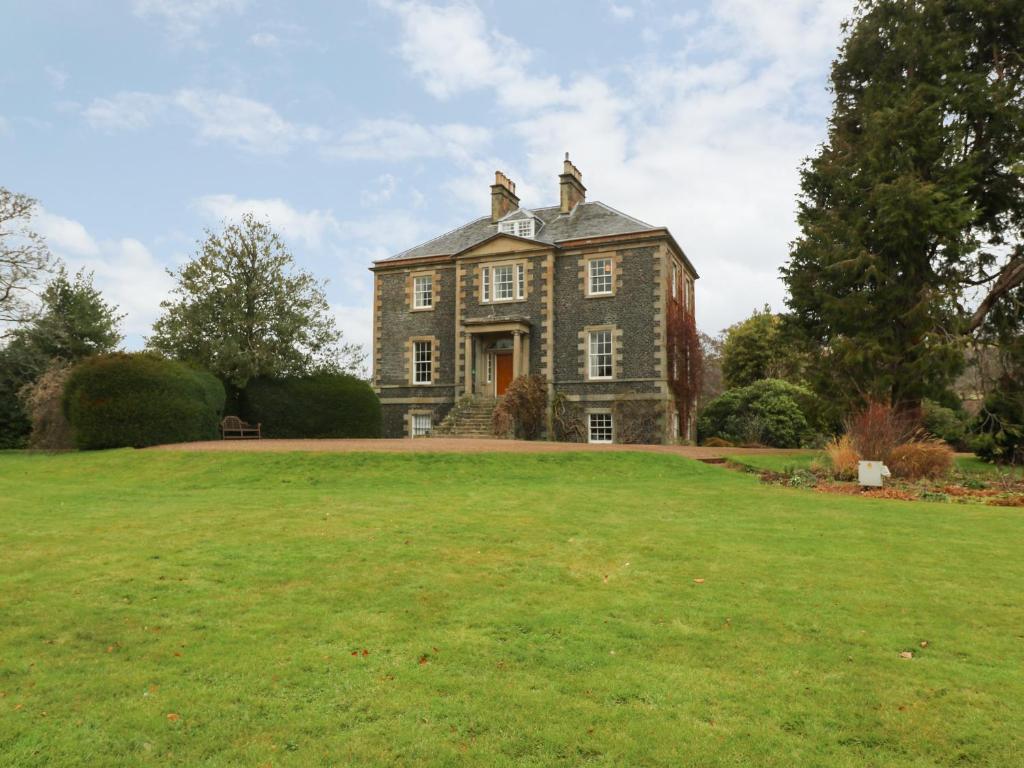 an old house on a large grassy field at Harmony House - Harmony Gardens in Melrose