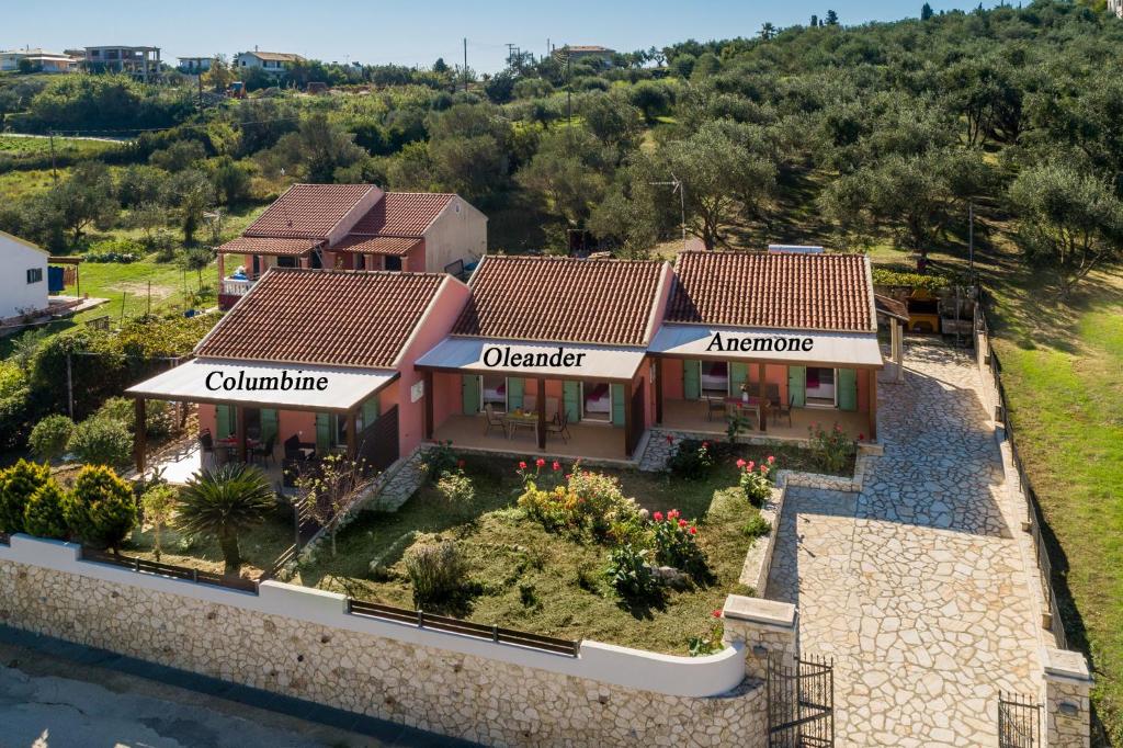 Letecký snímek ubytování Garden Apartments Agios Stefanos Corfu