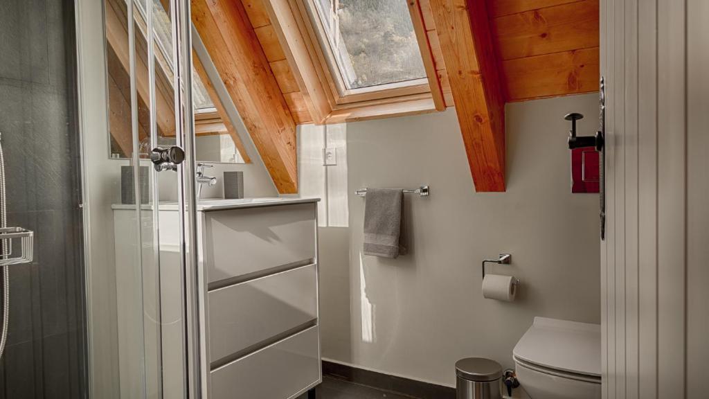 Koupelna v ubytování Saplan Real Estate SARRAERA