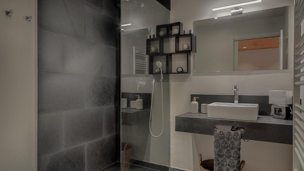 Koupelna v ubytování Saplan Real Estate SARRAERA