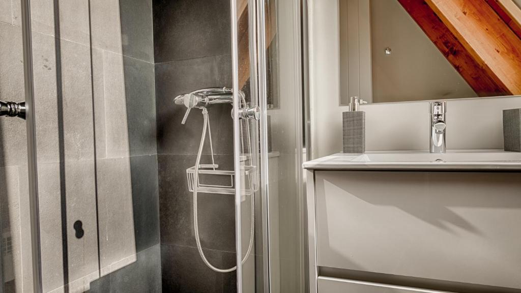Koupelna v ubytování Saplan Real Estate SARRAERA
