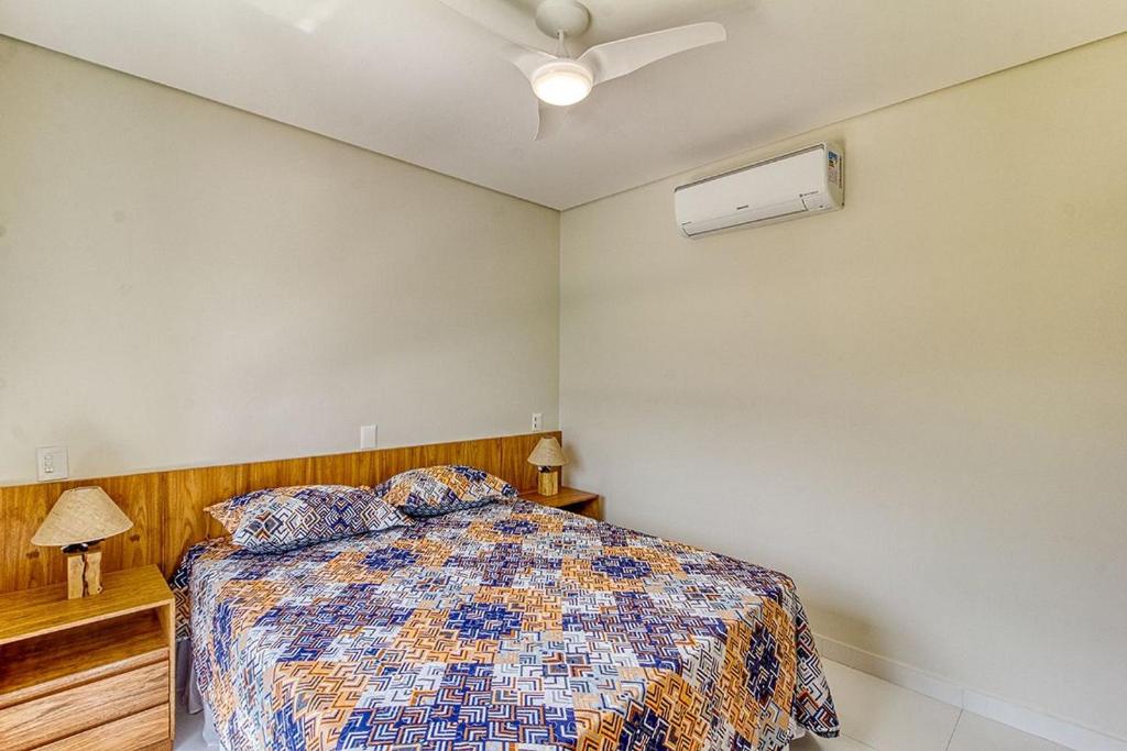 1 dormitorio con 1 cama y ventilador de techo en C15 - Conforto junto a natureza - Camburyzinho en São Sebastião