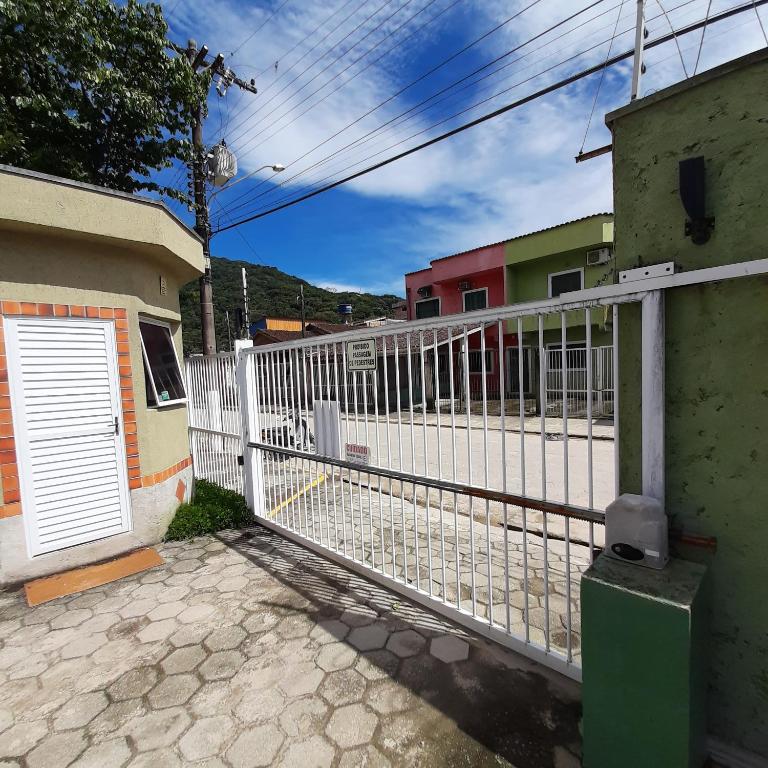  APTO PERTINHO DA PRAIA - Lindo e Equipado! Internet e 3 Tvs - Completo!