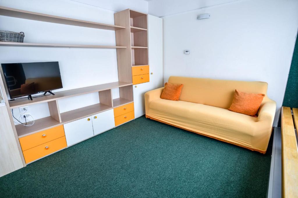 TV a/nebo společenská místnost v ubytování Res.Albarè/Solaria Apt.Solandra