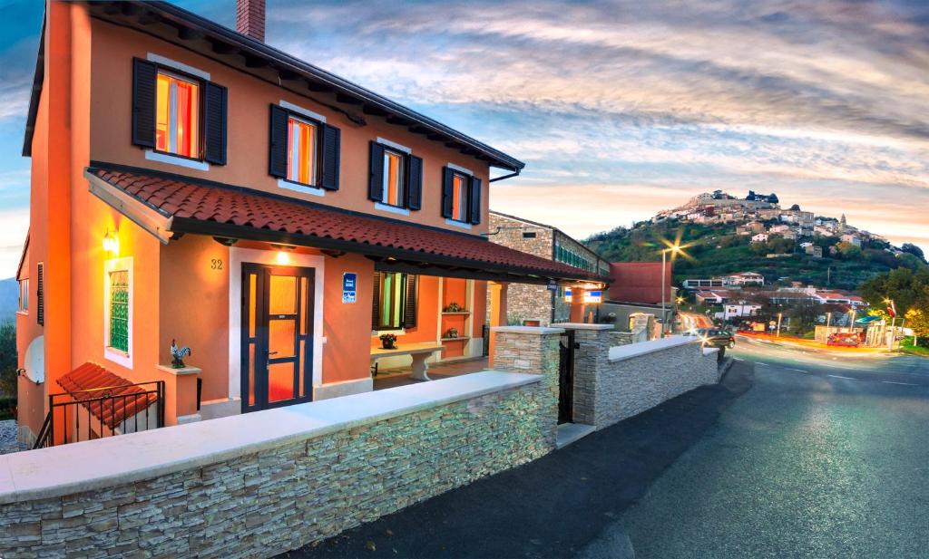 una casa a orillas de un río con una montaña en Guest House Nena, en Motovun