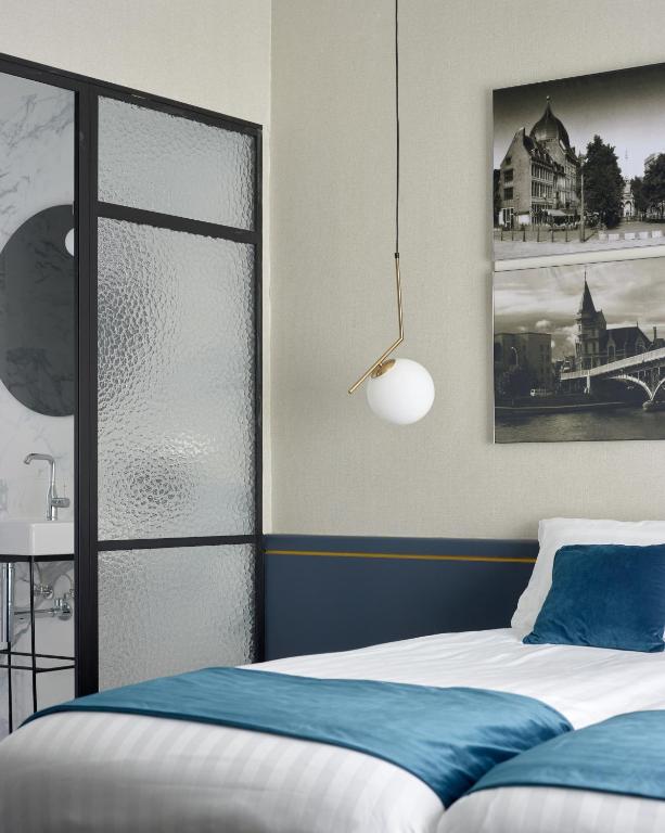 Postel nebo postele na pokoji v ubytování Amosa Liège City Centre Hotel