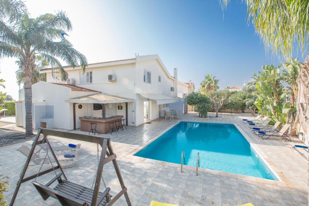 une image d'une villa avec piscine dans l'établissement Papaya Royal Villa, à Ayia Napa
