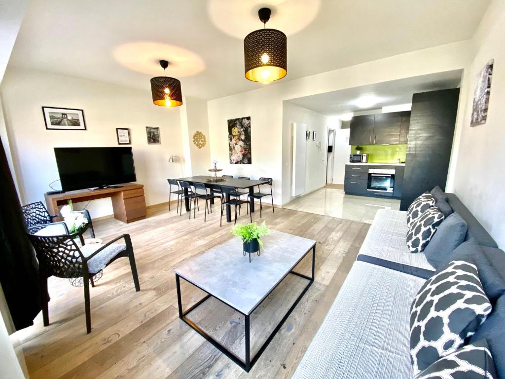 ein Wohnzimmer mit einem Sofa und einem Tisch in der Unterkunft Brial apartment 2 bedrooms, in Antwerpen
