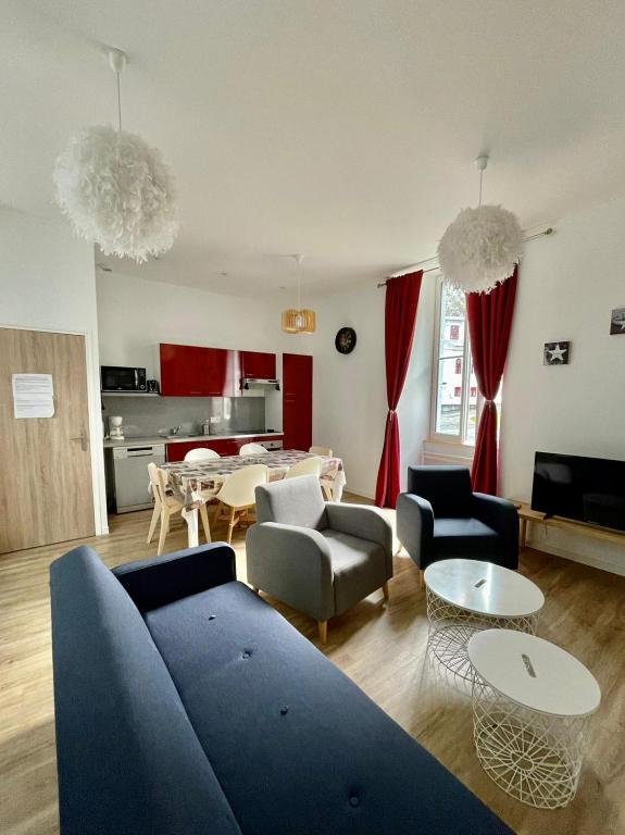 un salon avec un canapé, des chaises et une table dans l'établissement Résidence Bonnecaze, à Eaux-Bonnes