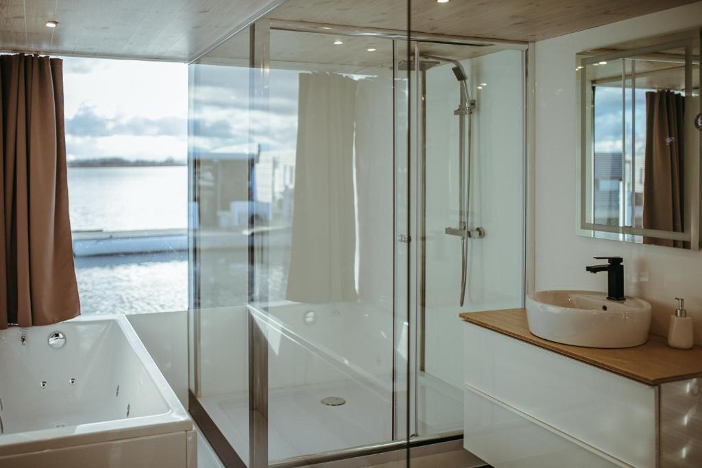 HT Houseboats - domki na wodzie - sauna, lake view - 6