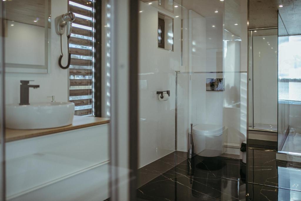 HT Houseboats - domki na wodzie - sauna, lake view - 7