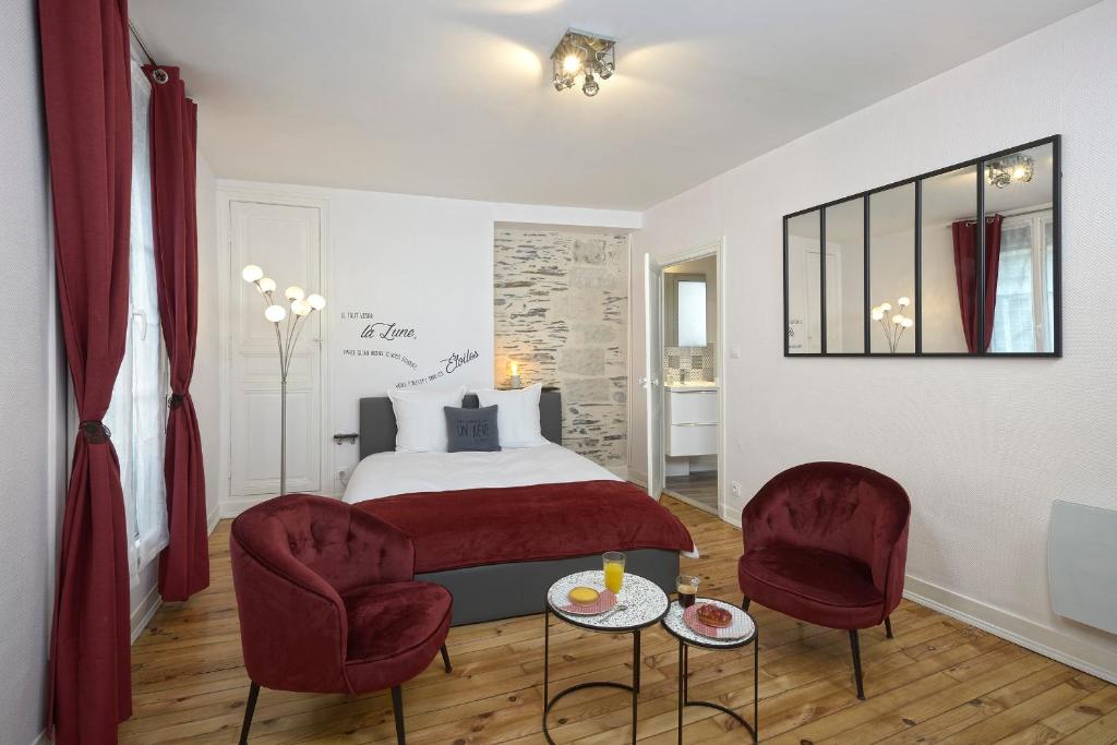 1 dormitorio con 1 cama y 2 sillas en Hyper Centre rue de la Roe en Angers