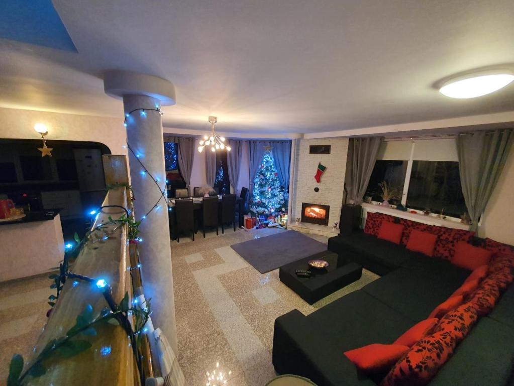 un soggiorno con un albero di Natale e un divano di Lidia House a Alba Iulia