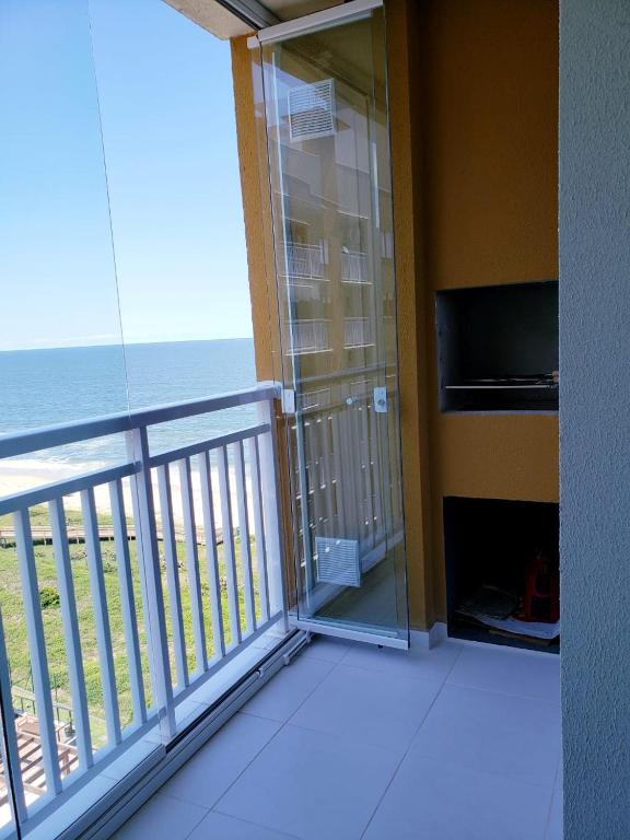  Pé na areia com vista do mar mesmo do sofá da sala
