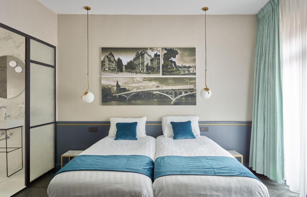 Postel nebo postele na pokoji v ubytování Amosa Liège City Centre Hotel