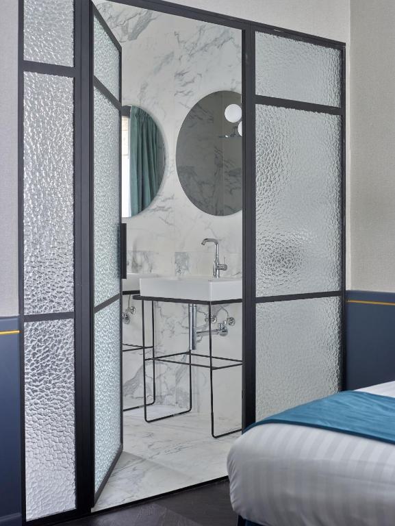 Postel nebo postele na pokoji v ubytování Amosa Liège City Centre Hotel