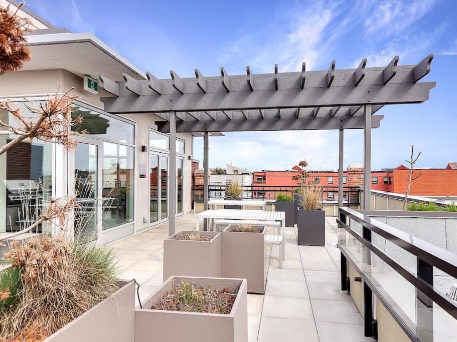 Waterfront Living in Victoria Rooftop Patio, BBQ, GYM, Coffee, Victoria (updated prices 2024)
