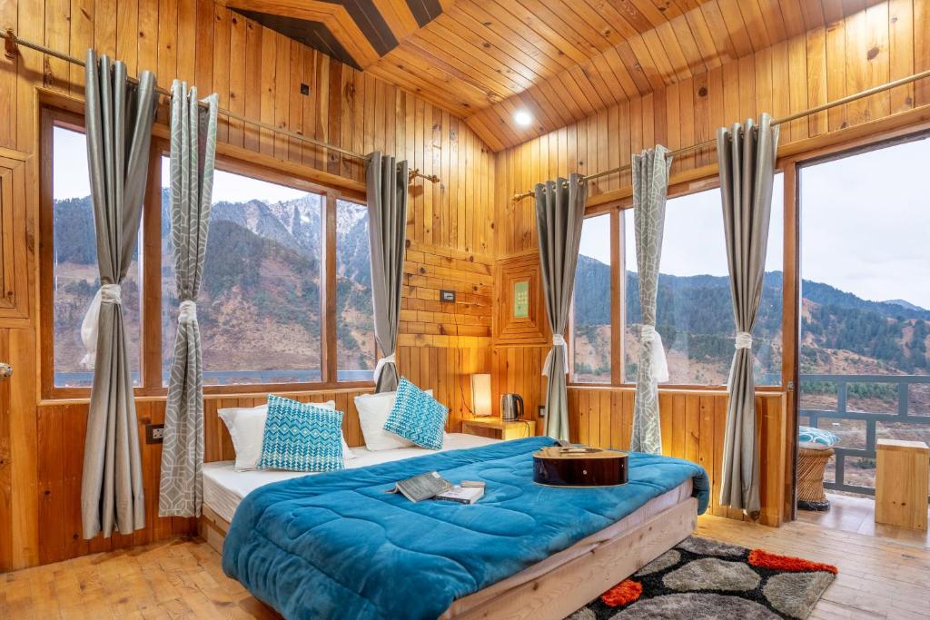 Nespecifikovaný výhled na hory nebo výhled na hory při pohledu z hostelu