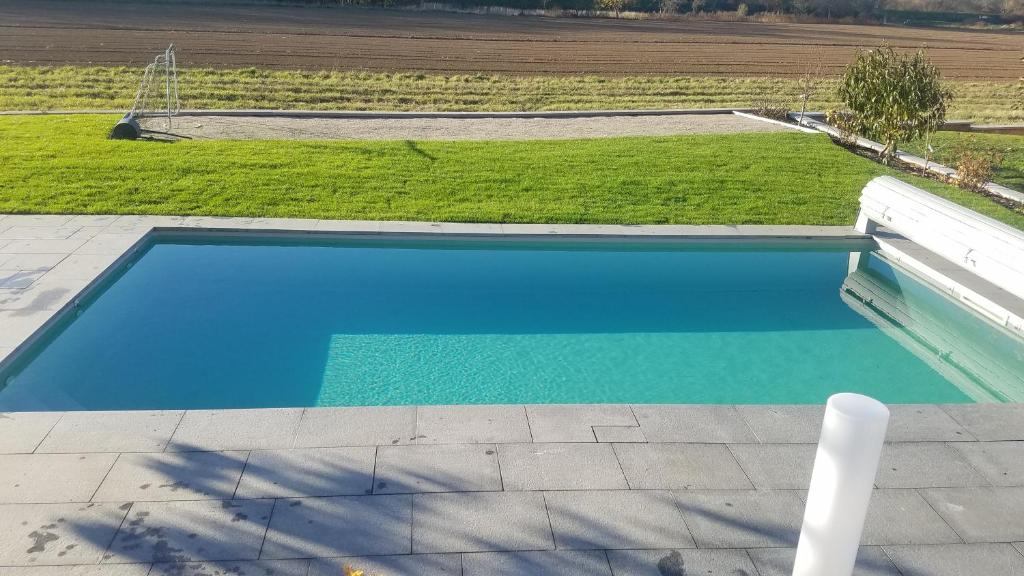 Bazén v ubytování Les mésanges de l'Ill nebo v jeho okolí