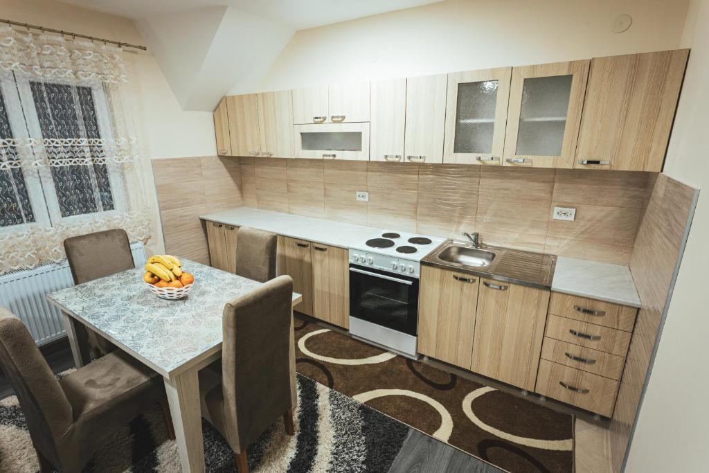 A kitchen or kitchenette at Apartmani Stefan Zlatar