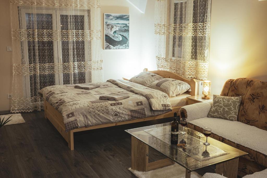 A bed or beds in a room at Apartmani Stefan Zlatar