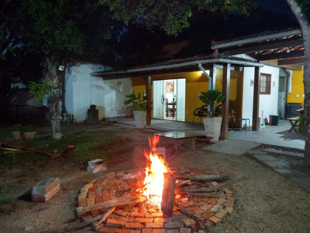 uma fogueira em frente a uma casa à noite em Casa das Orquídeas em Arraial do Cabo