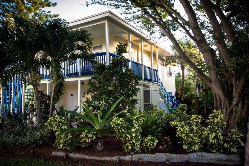 323 Canal Rd - Siesta Key Village Condo