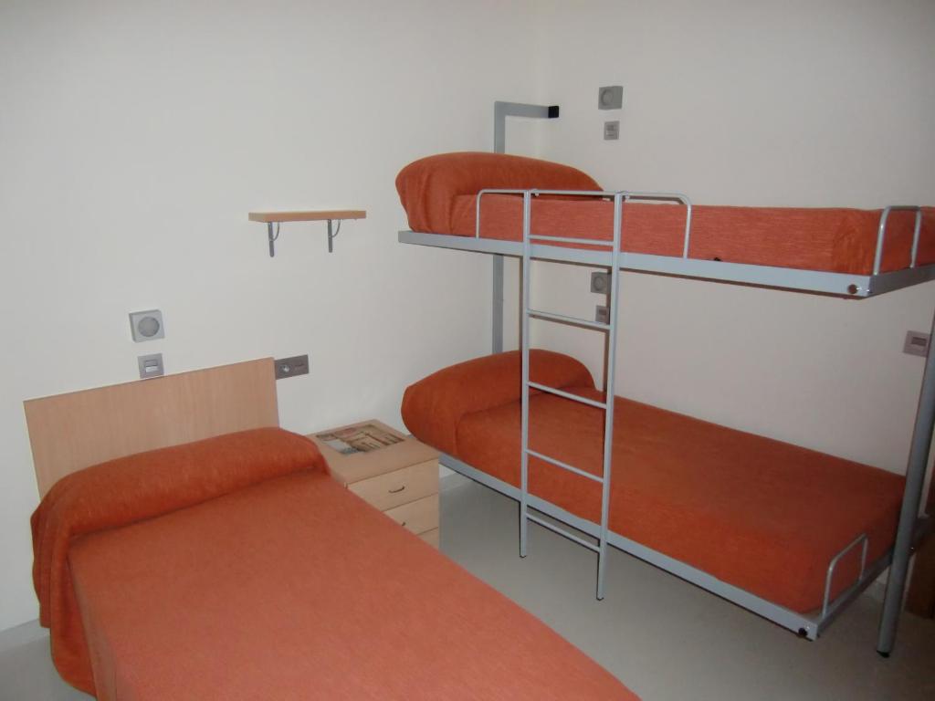 Postel nebo postele na pokoji v ubytování Albergue Inturjoven Sevilla