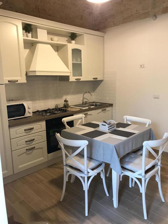 Kuchnia lub aneks kuchenny w obiekcie Nido di pietra-dimora in centro