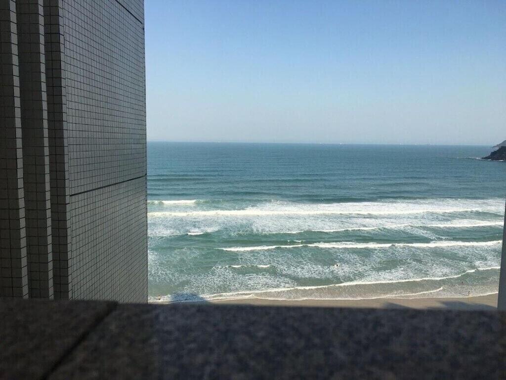 uma vista para o oceano a partir de um edifício em Apartamento Alto padrão de Frente para o mar no Guarujá