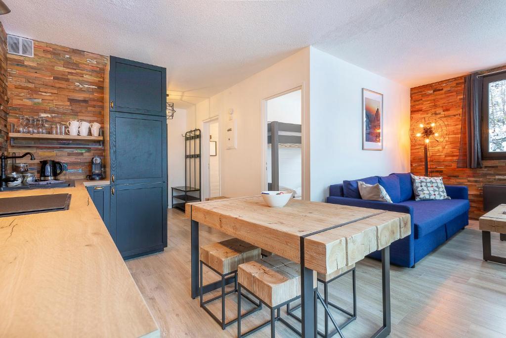 - un salon avec un canapé bleu et une table dans l'établissement Appartement Cham-Vue, à Chamonix-Mont-Blanc