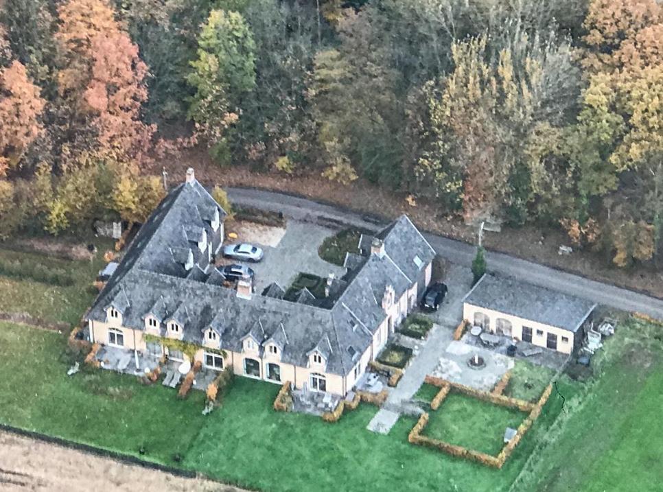 una vista aerea di una grande casa con cortile di Gastenhuis prachtige Historische Vierkant Hoeve a Broechem