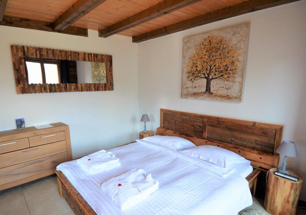Postel nebo postele na pokoji v ubytování Les chambres et Roulottes des Noisetiers