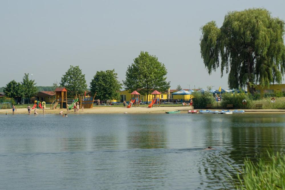 Kemp Jezero Ostrozska Nova Ves (Ostrožská Nová, Jezero Ostrožská, Jezero Ostrožská Nová, Kemp Jezero, jižní Moravy, Kempu Jezero) Kemp Jezero Ostrozska Nova Ves