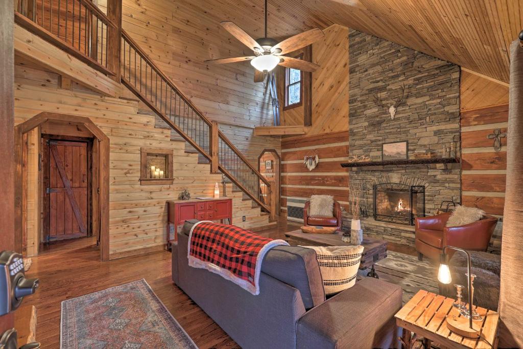 אזור ישיבה ב-Gorgeous Log Cabin with 2 Decks and Fireplaces!