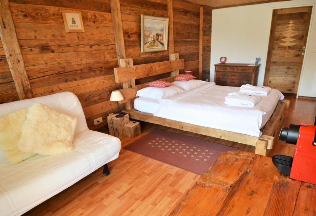 Postel nebo postele na pokoji v ubytování Les chambres et Roulottes des Noisetiers