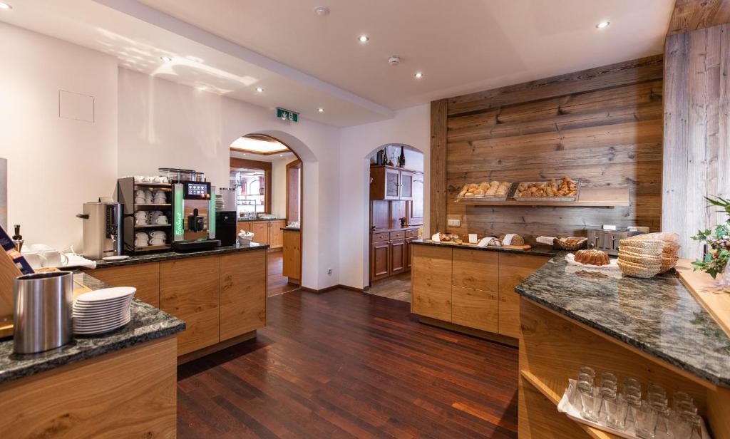 Kuchyň nebo kuchyňský kout v ubytování Hotel Alpenland