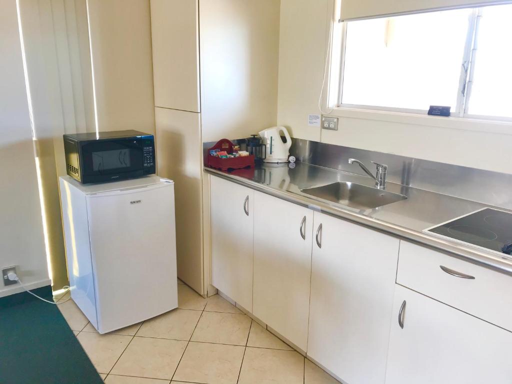 Kuchyň nebo kuchyňský kout v ubytování Tui Oaks Motel