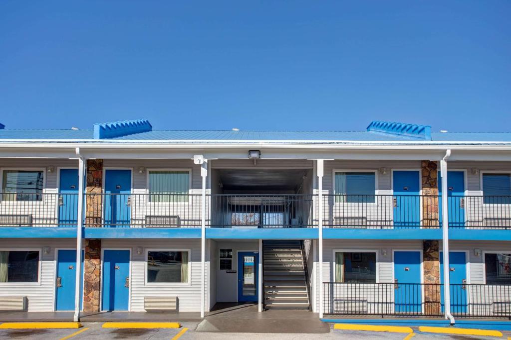 an apartment building with blue doors and balconies at Motel 6 Branson, Mo in Branson