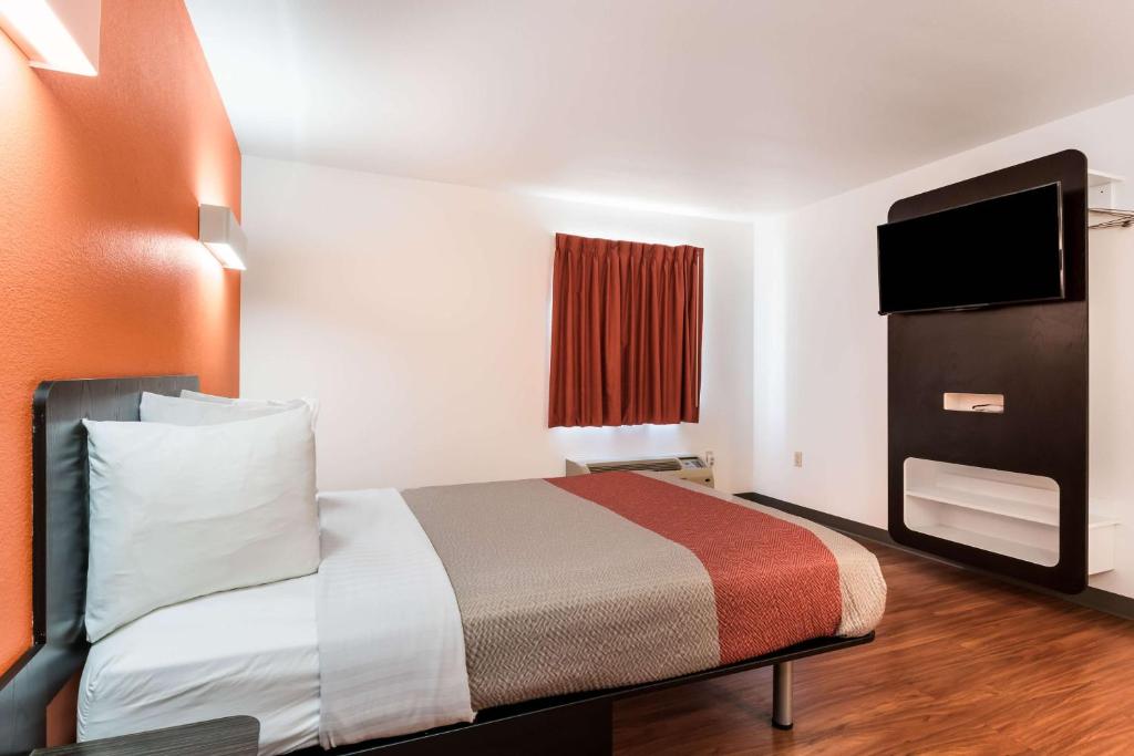 Postel nebo postele na pokoji v ubytování Motel 6 Wilkes Barre Arena