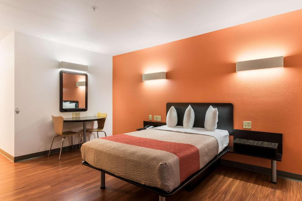 Postel nebo postele na pokoji v ubytování Motel 6 Wilkes Barre Arena