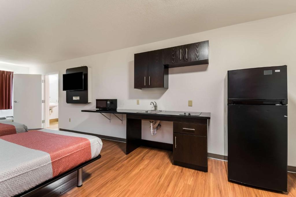 Kuchyň nebo kuchyňský kout v ubytování Motel 6 Wilkes Barre Arena