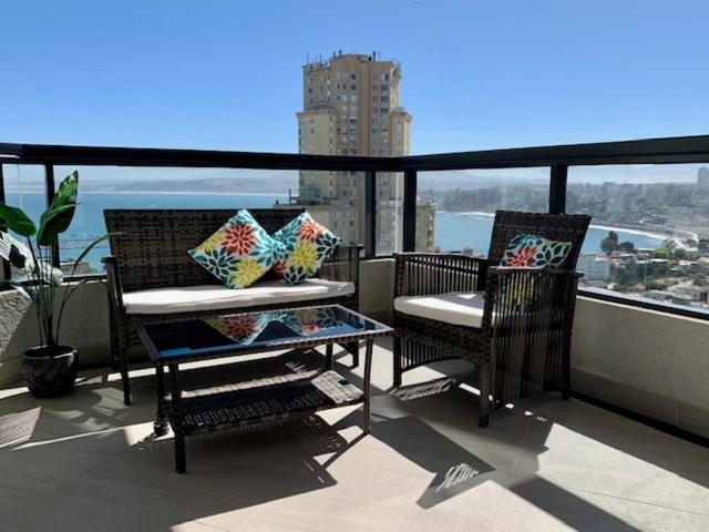 A balcony or terrace at Departamento Concon vista al mar a pasos de la playa