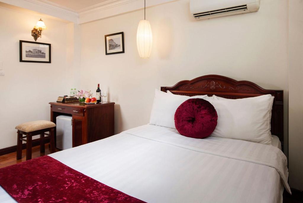 Postel nebo postele na pokoji v ubytování Hanoi Golden Moon Hotel & Travel