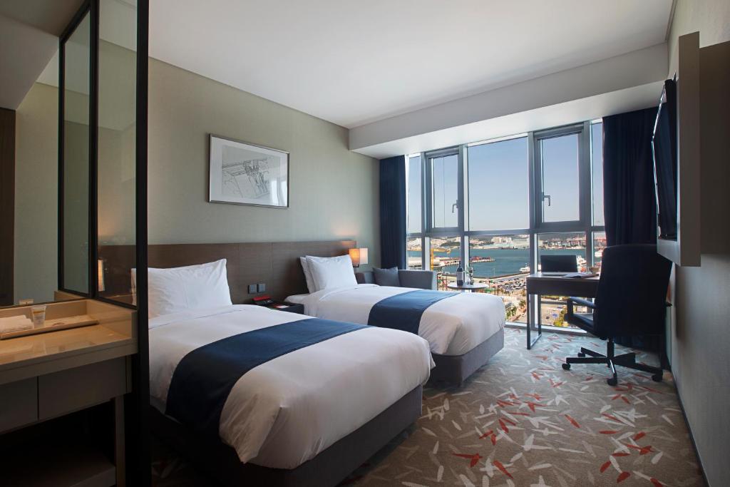 Postel nebo postele na pokoji v ubytování ASTI Hotel Busan Station