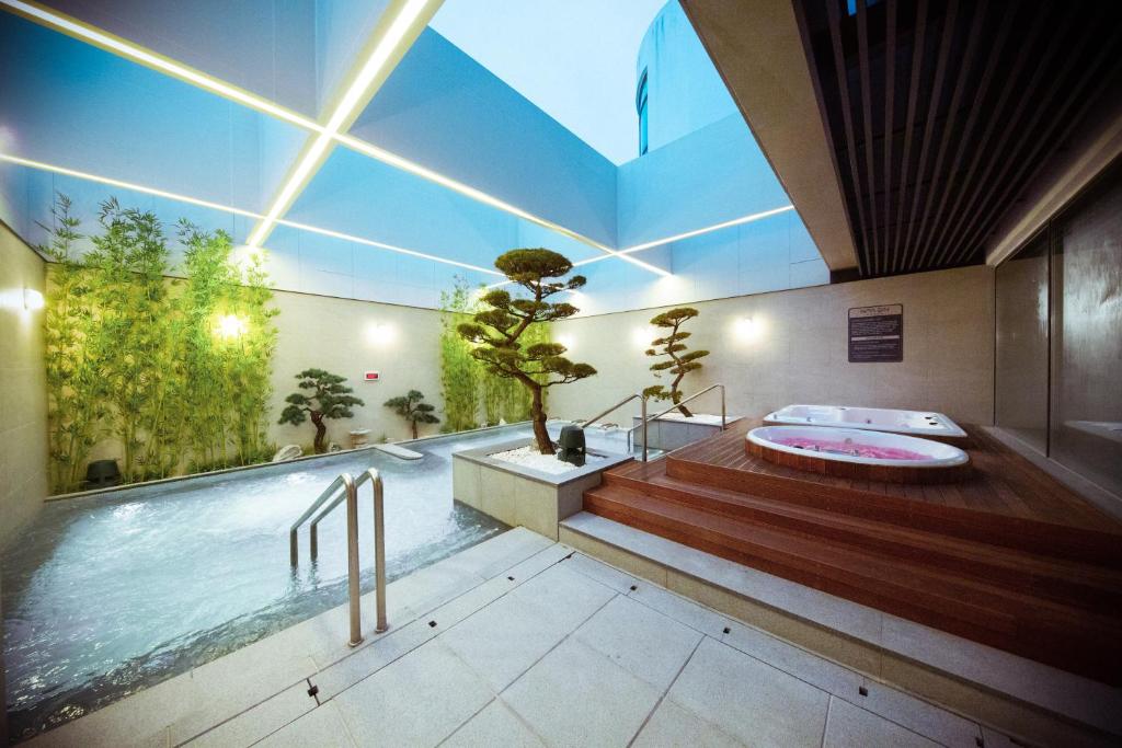Bazén v ubytování The N Resort Hotel&Spa YangYang nebo v jeho okolí