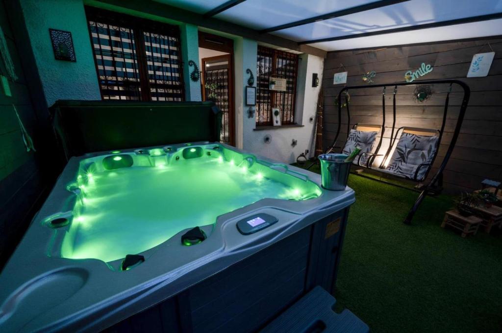 - une grande baignoire verte dans la chambre dans l'établissement Spa privatif Toulouse Jacuzzi, à Aucamville