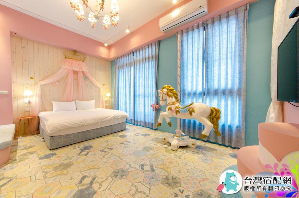 a bedroom with a bed and a horse in a room at 文旅小自由電梯民宿附停車場 in Hualien City