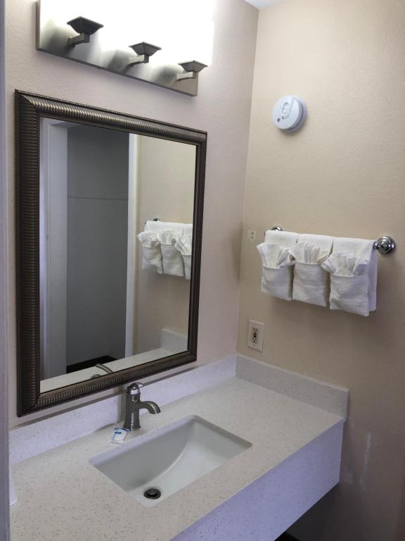 Vegas grand66 com. Зеркало над раковиной. Зеркало над раковиной в ванной. Зеркало в ванную над раковиной. Зеркало в туалете над раковиной.