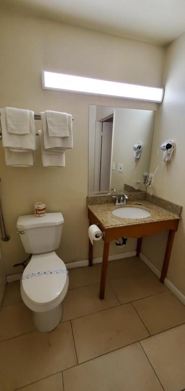 Anaheim National Inn - King Suite - Smoking